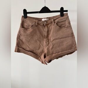 | Vervet Blue | High-Rise Roll Cuff Shorts in the color Taupe Women’s size XL